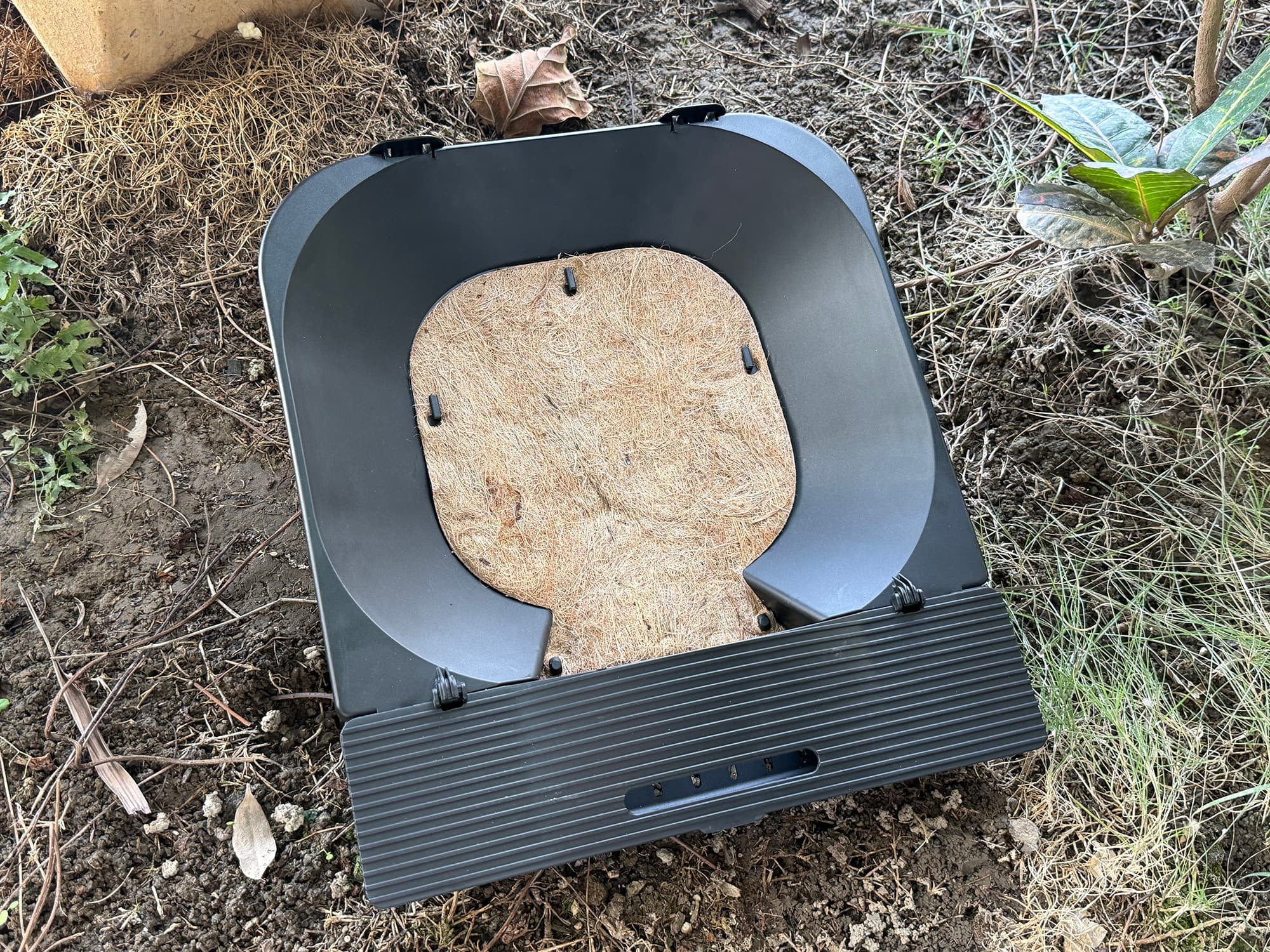 Roll away Chicken Nesting Box with Jute Fiber Pad photo review